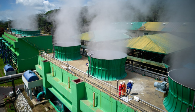 Ilustrasi petugas PLN yang sedang melakukan inspeksi di cooling tower PLTP Lahendong. Foto: Dokumen PLN