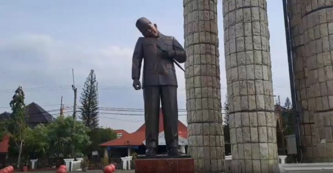 Kondisi patung Presiden Soekarno di Alun-Alun Indramayu. (Metro TV/ Dedy Setiyono Musashi)