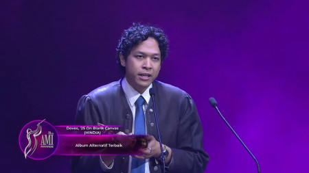 Hindia Dedikasikan Piala AMI Awards 2025 untuk Keadilan Ibu Korban Tragedi 98