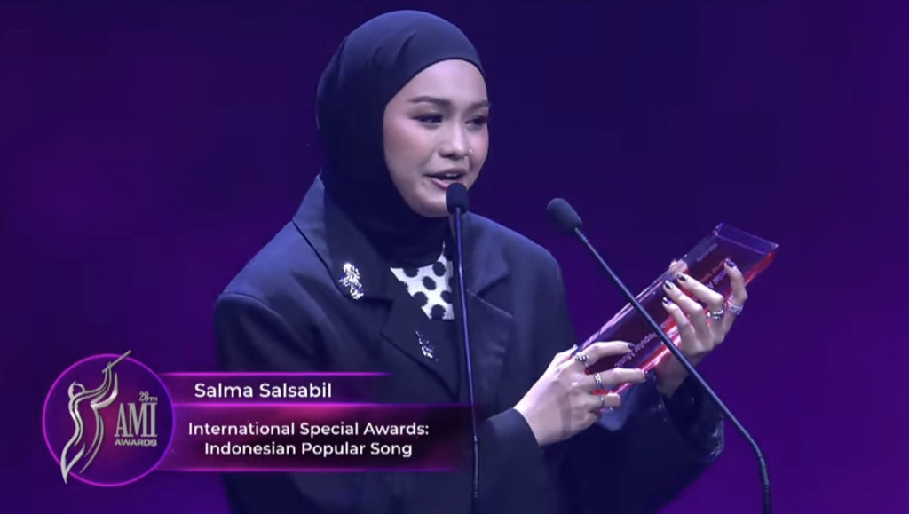 Salma Salsabil raih penghargaan Internasional Spesial Awards Indonesia Populer Song (Foto: YouTube AMI)