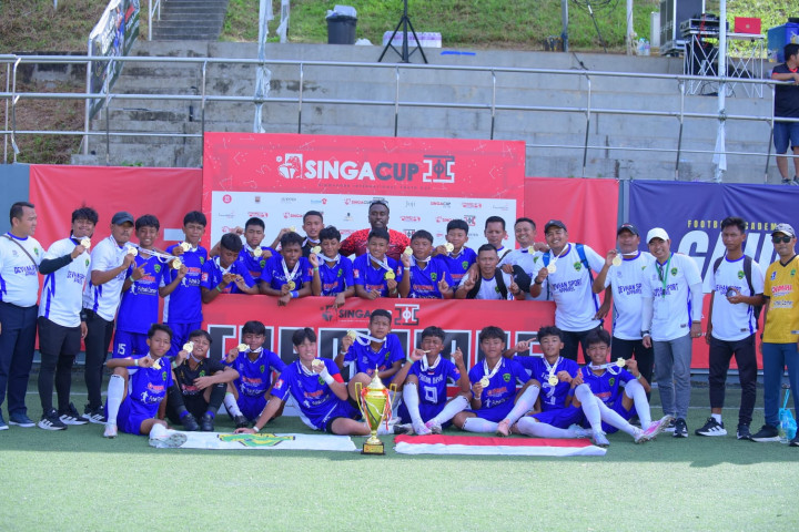 Kapten Muda Berjaya! Siswa Al Azhar 6 Jakapermai Bawa Tim Juara di Singa Cup 2025