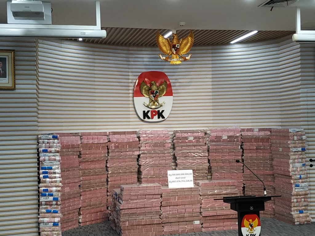 KPK Pamerkan tumpukan uang Rp300 miliar hasil rampasan investasi fiktif Taspen (Foto: Medcom.id/Syahrul Ramadhan)