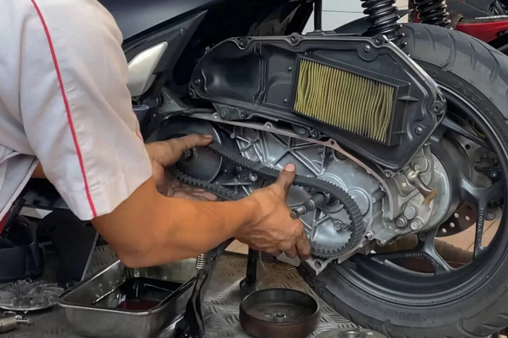 Proses pengecekan kondisi CVT di skuter matik. Wahana Honda