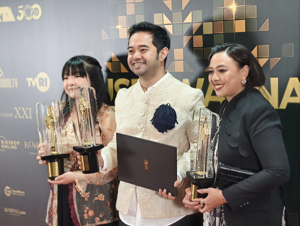 Kiri: Novia Puspasari (produser), Ryan Adriandhy (sutradara), dan Anggia Kharisma (produser). Foto:Medcom/Rafi