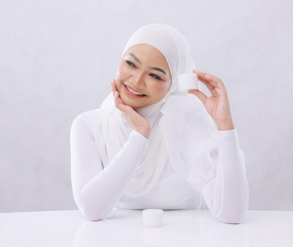 Moisturizer wudhu friendly adalah pilihan tepat karena dirancang khusus agar mudah dibersihkan dengan air saat wudhu. Ilustrasi Freepik
