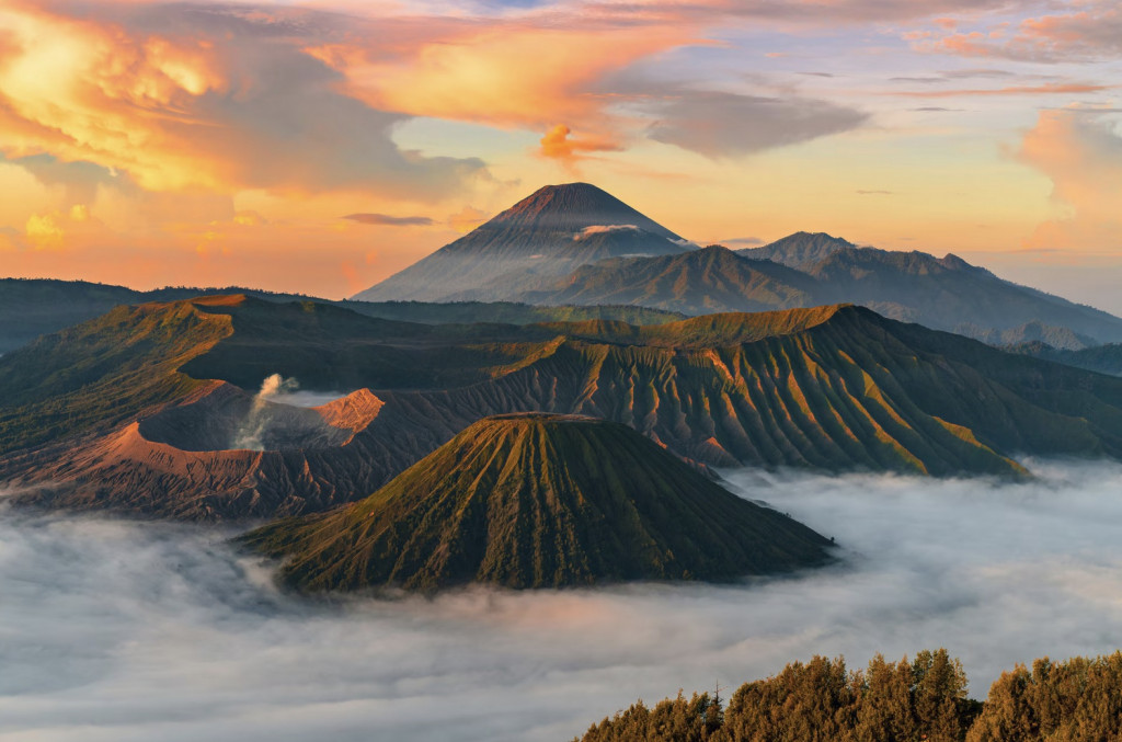 Meskipun Gunung Bromo di Jawa Timur terkenal dengan sunrise-nya yang ikonik, ada banyak tempat lain di Nusantara yang tidak kalah indahnya. Ilustrasi Freepik