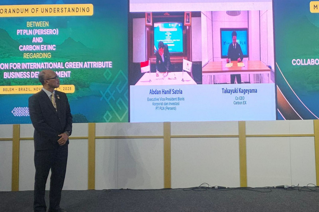 Direktur Teknologi, Engineering dan Keberlanjutan PLN, Evy Haryadi (kiri) menyaksikan penandatanganan Memorandum of Understanding (MoU) antara PLN dan CarbonEx Japan yang dilakukan oleh Executive Vice President Pengembangan Bisnis Korporat dan Investasi P