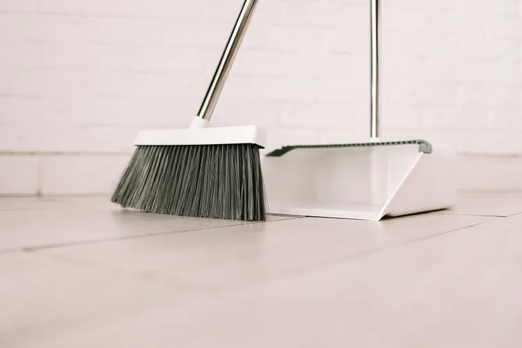 Membersihkan tangkai sapu kayu secara rutin sangat penting karena bahan kayu rentan menyerap kotoran. Ilustrasi BHG