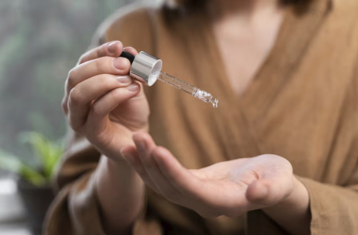 Untuk usia 50 tahun, penting memilih serum retinol yang gentle dan stabil. Ilustrasi Freepik