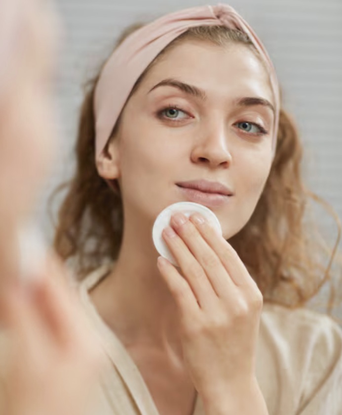 Pada dasarnya, bedak tabur dapat digunakan dalam berbagai tahapan makeup. Ilustrasi Freepik