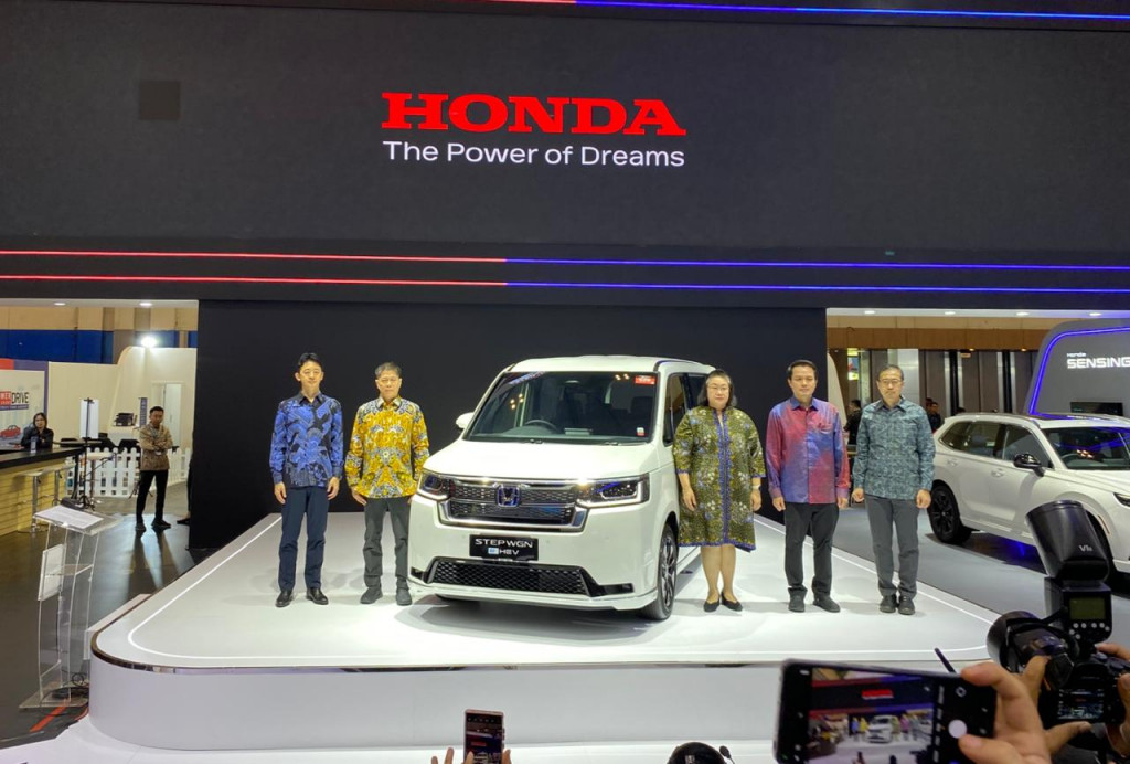Honda gencarkan edukasi konsumen soal teknologi hybrid di GJAW 2025. 