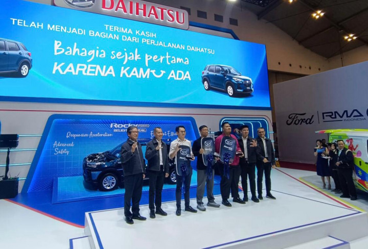 GJAW 2025: Daihatsu Serahkan 3 Unit Pertama Rocky Hybrid ke Konsumen