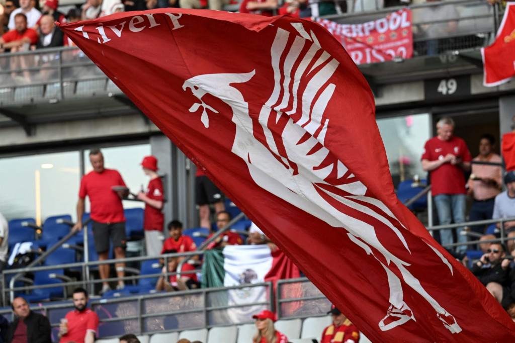 Bendera Liverpool. (Foto: PAUL ELLIS / AFP)