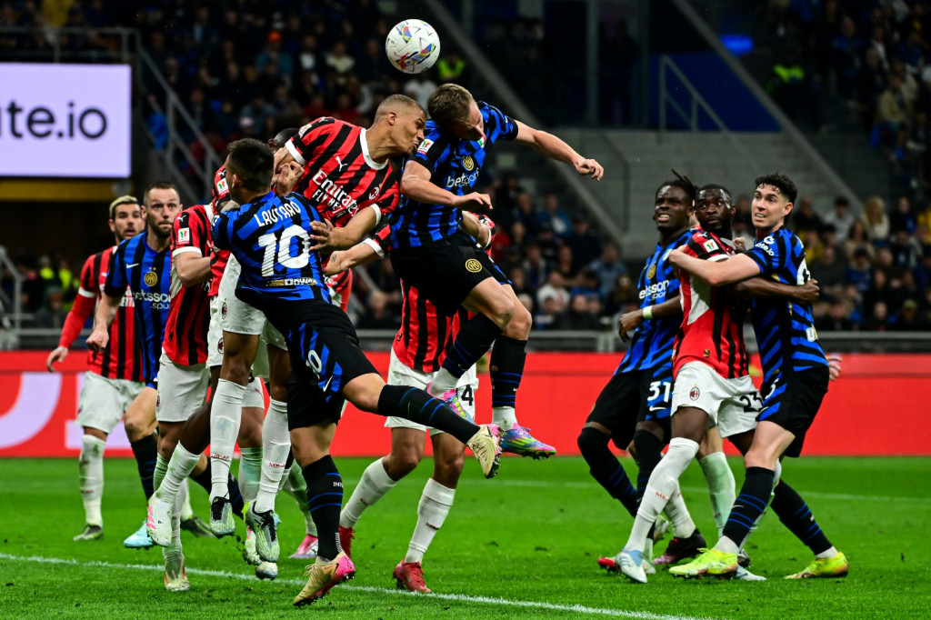 Suasana laga Inter Milan vs AC Milan di leg 2 semifinal Coppa Italia 2024/2025. (Foto: PIERO CRUCIATTI / AFP)