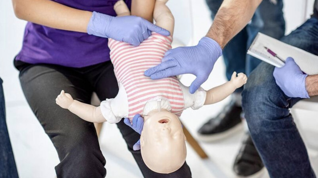 Teknik-teknik ini berbeda tergantung pada usia anak. ILustrasi BabyCenter