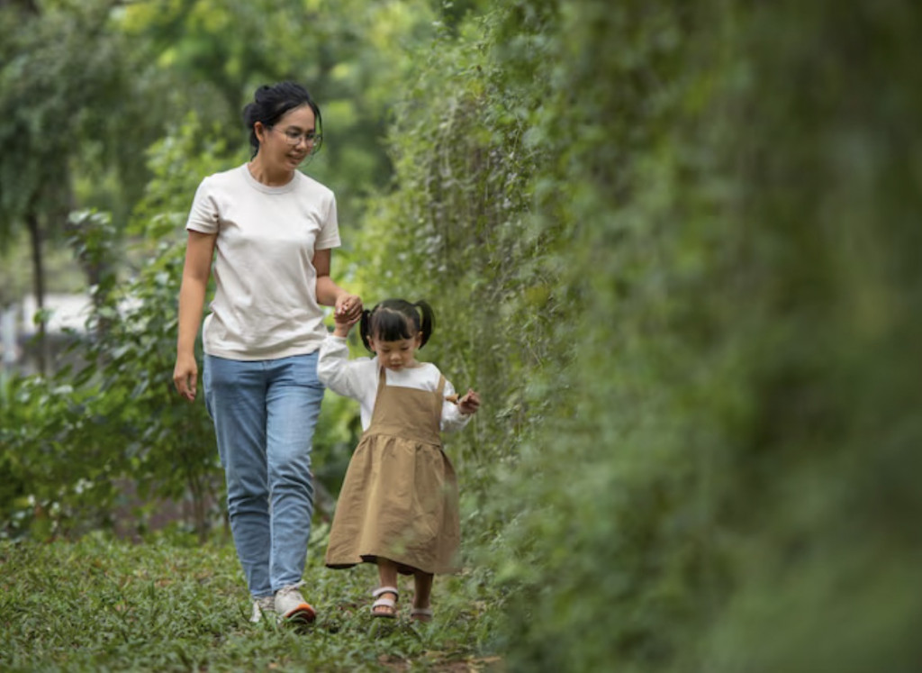 Anak-anak yang ingin selalu dekat dengan orang tua mereka tidak selalu buruk. Ilustrasi Freepik