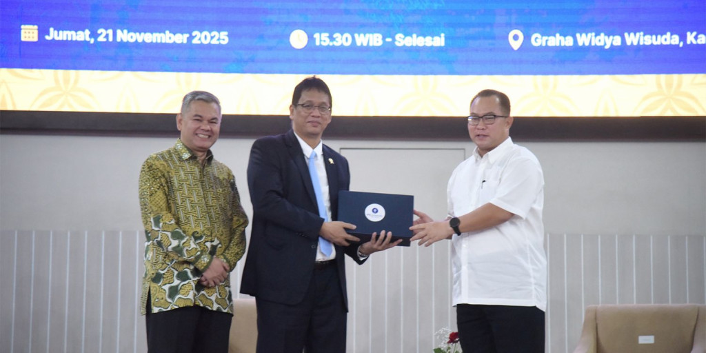 Menteri Keuangan, Purbaya Yudi Sadewa dan Rektor IPB, Arif Satria (kanan) saat di IPB. Foto: IPB