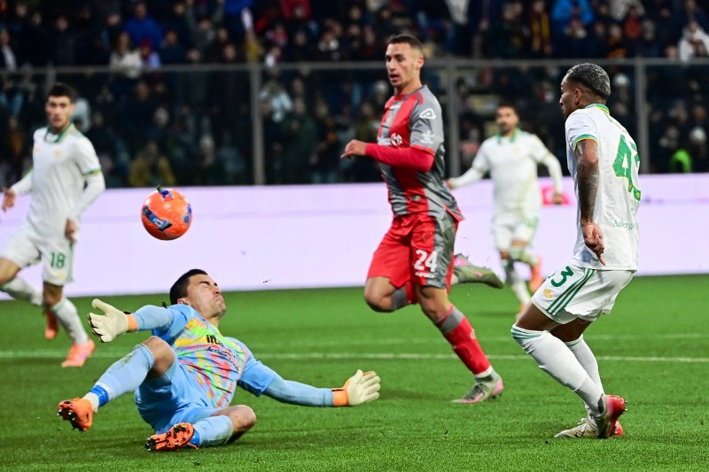 Kiper Cremonese Emil Audero berusaha mengadang bola tendangan Wesley Franca-Foto Piero CRUCIATTI / AFP