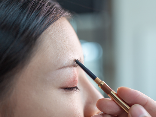 Pensil alis merupakan produk makeup yang dapat memperindah riasan mata. (Foto: Ilustrasi. Dok. Freepik.com)