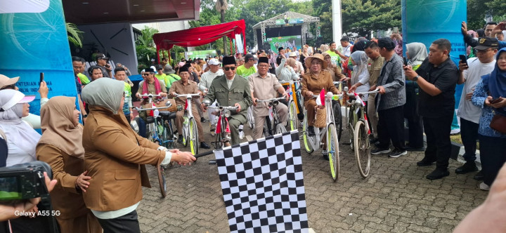 Gowes Onthel Ala Guru Zaman Dulu, Ini Pesan Menag di Hari Guru Nasional 2025