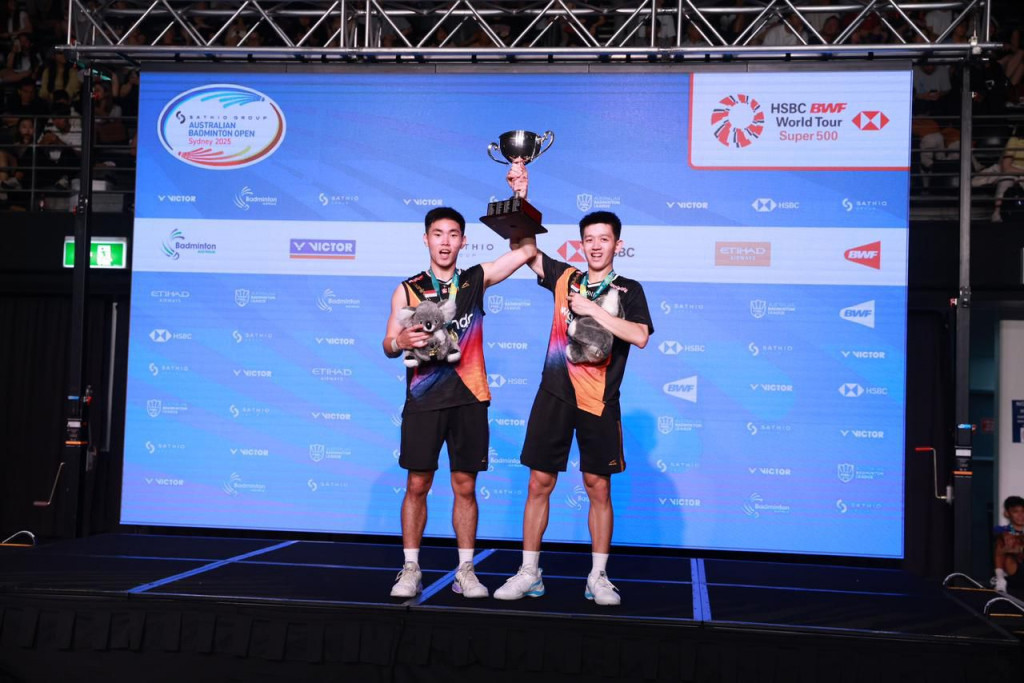 Pasangan bulu tangkis Raymond Indra/Nikolaus Joaquin berhasil meraih posisi puncak podium Ganda Putra Australia Open 2025.
