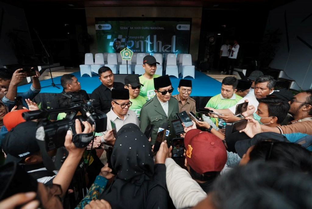 Menag Nasaruddin umar usai bersepeda onthel dengan guru lintas iman. Foto: Kemenag