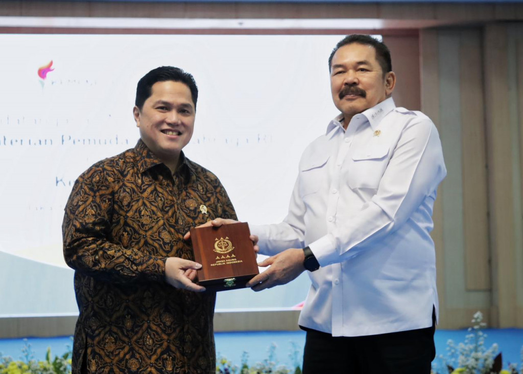 Sesi foto bersama Menpora Erick Thohir dengan Jaksa Agung ST Burhanuddin. (Foto Dok. Kemenpora)