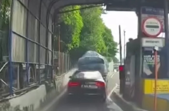 Pengemudi mobil Audi menerobos gerbang Tol Simatupang. (foto: tangkapan layar Instagram)