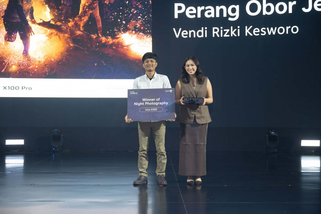 Alexa Tiara, Public Relations Manager vivo Indonesia memberikan penghargaan kepada salah satu pemenang vivo Imagine Awards 2025.