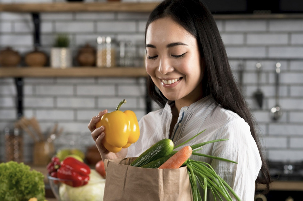 Pola makan untuk menurunkan berat badan harus konsisten dalam mengurangi asupan makanan yang berlebihan. Ilustrasi Freepik
