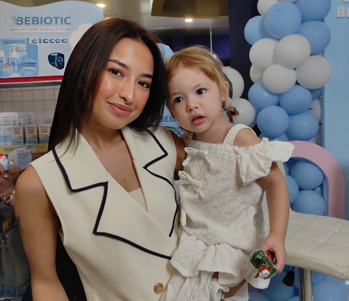 Jennifer Coppen dan Kamari sebagai brand ambassador Bebiotic. (Foto: Dok. Yuni)