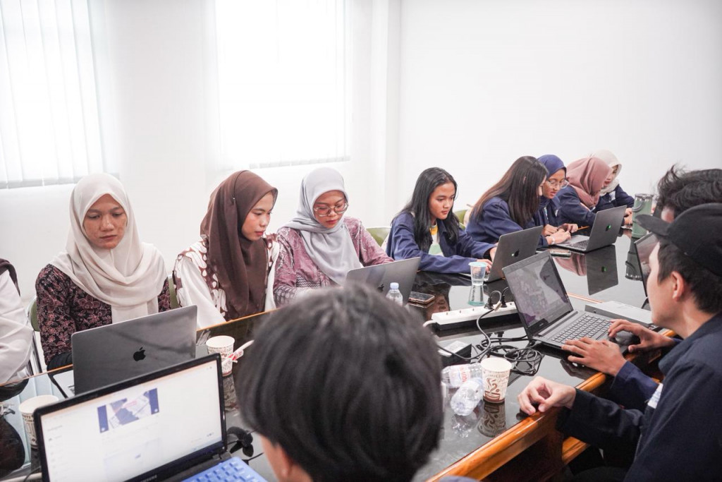 Workshop digital marketing bertajuk 'Dari Produk Lokal ke Pasar Nasional Go Global' yang diikuti 100 peserta.