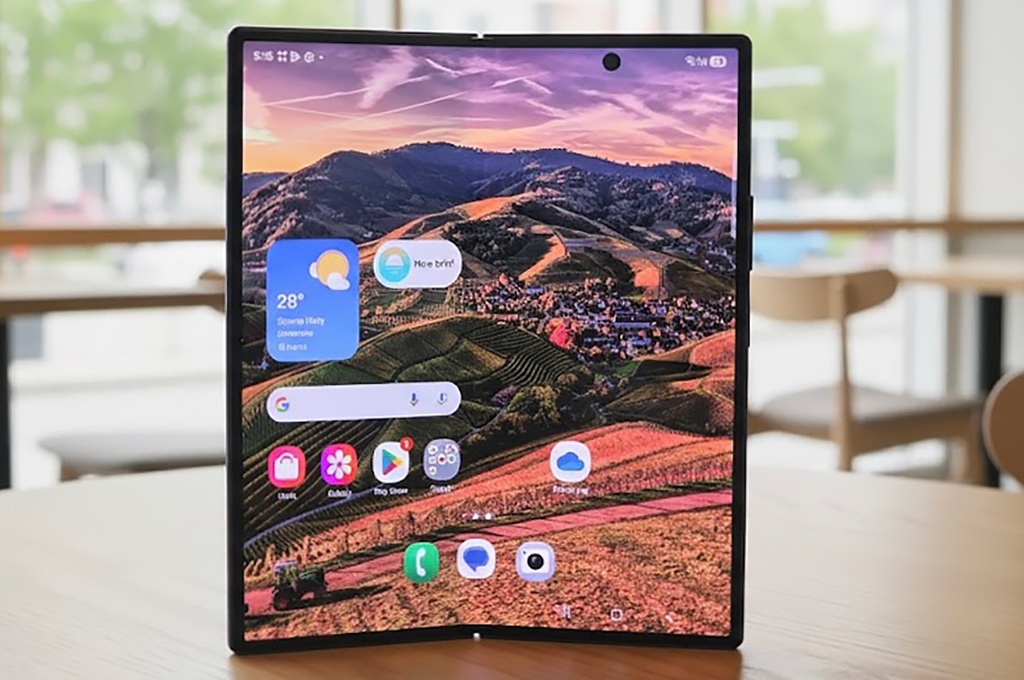 Samsung Galaxy Z Fold7 hadir dengan fitur Multi-Window, Transcript Assist, dan Gemini Canvas untuk mendukung produktivitas remote worker di berbagai lokasi.