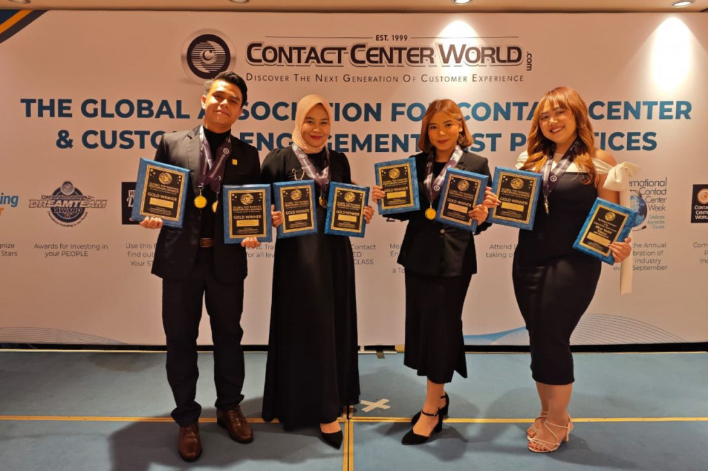 Para personel Contact Center PLN 123 berfoto bersama setelah berhasil meraih 8 penghargaan pada ajang Global Contact Center World Awards (GCCWA) 2025 di Yunani. Foto: Dokumen PLN