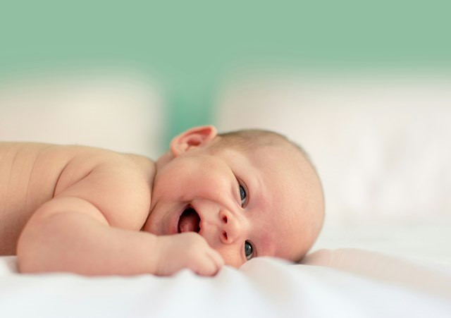 Cara Mendukung Perkembangan Kulit, Rambut, dan Kuku Bayi Kamu