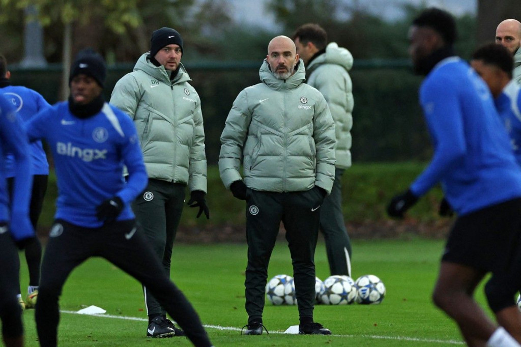 Pelatih Chelsea Enzo Maresca (tengah) serius mempersiapkan skuatnya jelang melawan Barcelona-Foto/ADRIAN DENNIS / AFP 