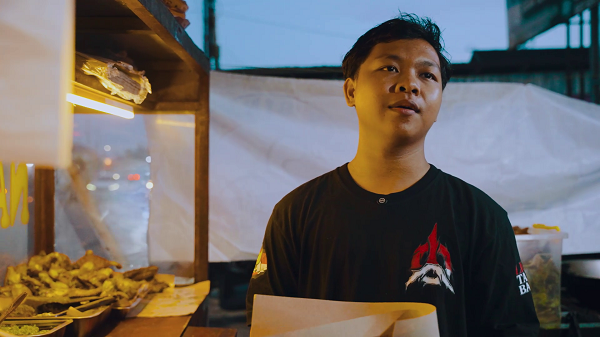 Sahli, penjual Nasi Bebek dan Ayam Goreng Sinjaya di Jalan Transmigrasi No. 63, Plajau, Kecamatan Simpang Empat.