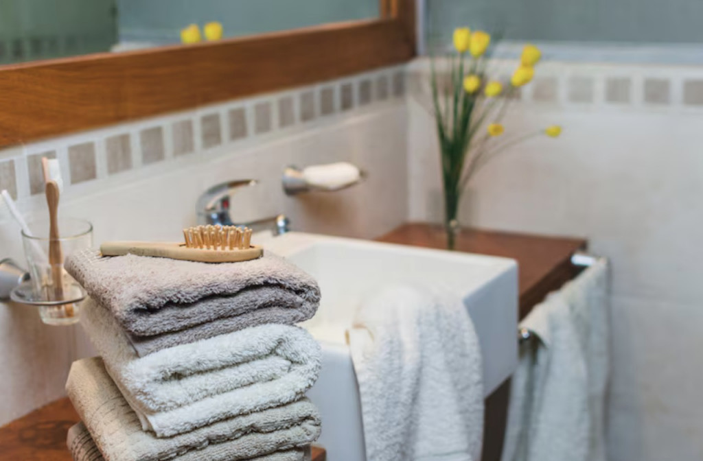 Jangan biarkan handuk menumpuk di kamar mandi. Ilustrasi Freepik