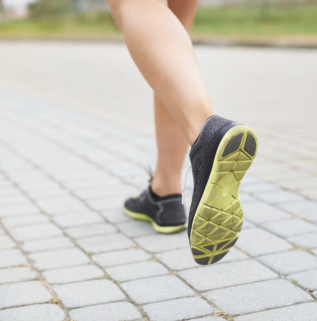 Aktivitas sederhana seperti berjalan atau melakukan latihan weight bearing dapat membantu menjaga kepadatan tulang. Ilustrasi Freepik