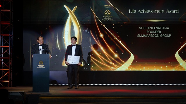 Pendiri Summarecon Soetjipto Nagaria dapat penghargaan Lifetime Achievement Award. Foto: SMRA