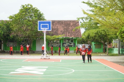 Siswa-siswi SD Negeri 1 Wijirejo, Bantul, Yogyakarta, beraktivitas setelah sekolah mereka meresmikan lapangan olahraga yang baru selesai direnovasi.
