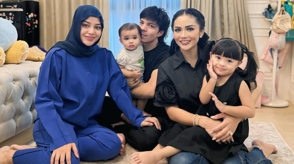 Krisdayanti bersama anak dan cucunya (Foto: instagram)