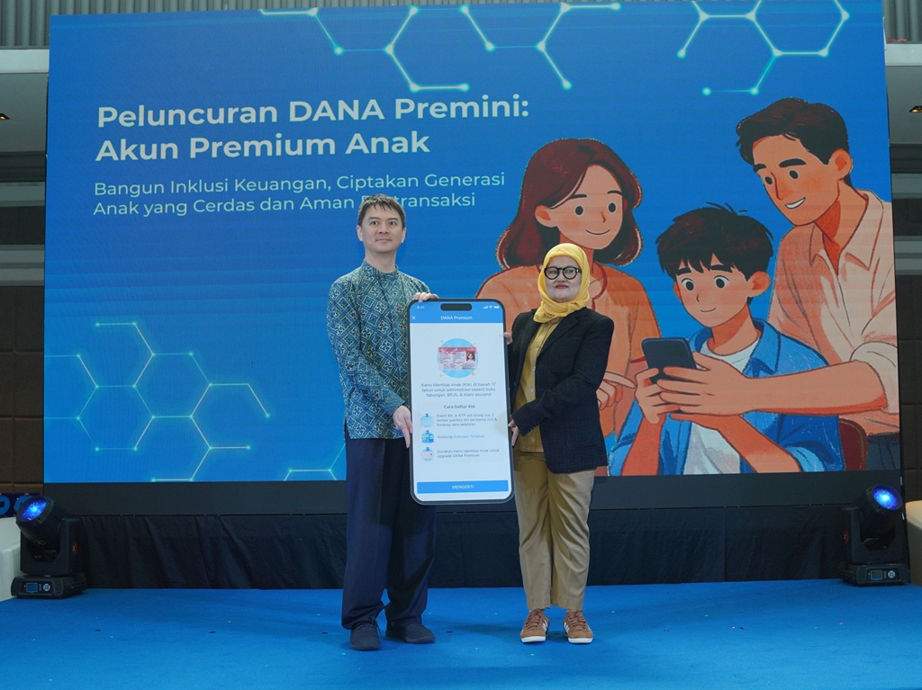 Vince Iswara, CEO & Co-Founder DANA Indonesia, dan Dr. Handayani Ningrum, S.E., M.Si., Direktur Integrasi Data Kependudukan Nasional, Ditjen Dukcapil Kemendagri RI, meresmikan peluncuran DANA Premium Mini.