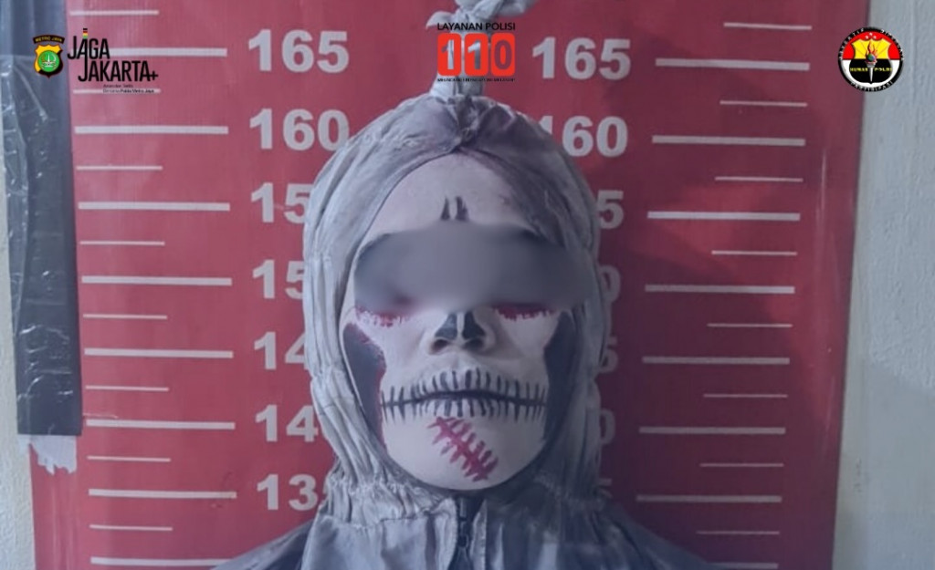  Polsek Koja mengamankan tiga remaja yang ngamen pakai kostum pocong (Foto: Instagram @polsek_koja)