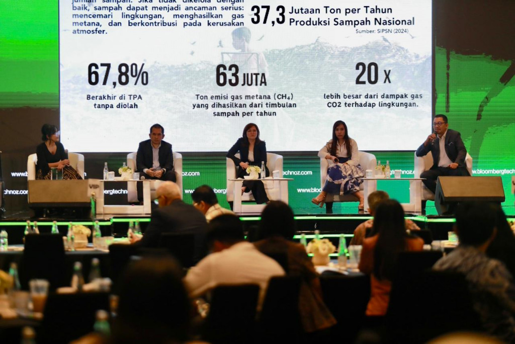 Suasana diskusi panel berjudul “From Waste to Watt: Bringing a Greener Indonesia” pada acara Ecoverse 2025 pada Kamis, (20/11). Foto: Dok. Bloomberg Technoz