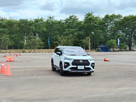 Impresi Berkendara Toyota Veloz Hybrid, Serupa Tapi Tak Sama