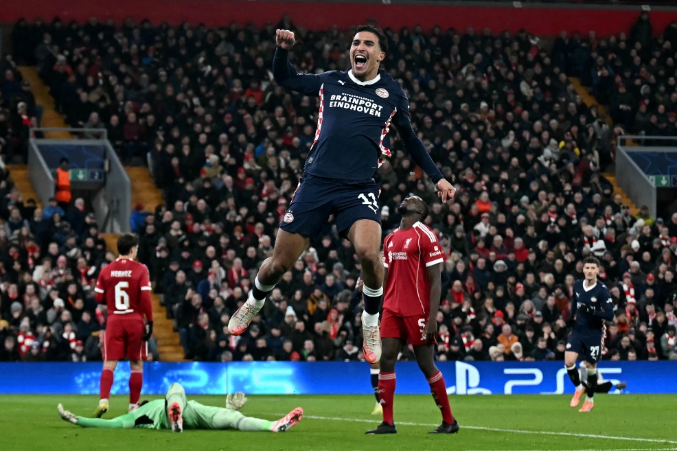 Penyerang PSV Eindhoven, Couhaib Driouech, merayakan golnya ke gawang Liverpool (AFP/Paul Ellis)