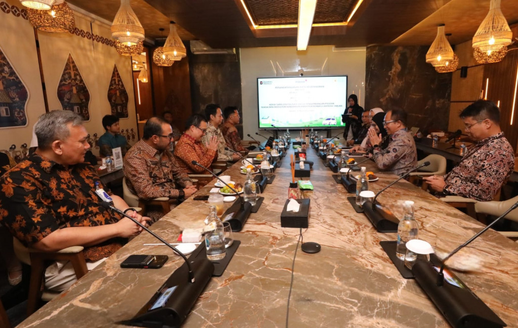 Suasana diskusi antara jajaran PLN dan Indosat Ooredoo Hutchison menjelang prosesi penandatanganan Memorandum of Understanding (MoU). Foto: Dokumen PLN