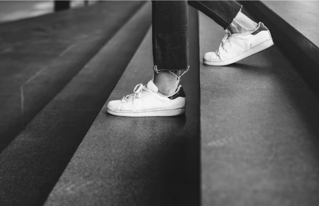 Memilih sepatu multifungsi yang nyaman tidak hanya tentang gaya, tapi juga tentang kesehatan kaki jangka panjang, seperti mencegah cedera atau masalah seperti kaki datar. Ilustrasi Freepik