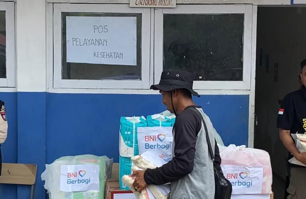 BNI menyalurkan bantuan tanggap darurat untuk korban banjir bandang dan tanah longsor yang melanda sejumlah wilayah di Kota Padang. Foto: Dokumen BNI